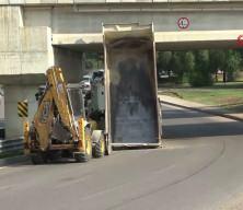 Adana'da damperi a&ccedil;ılan ASKİ kamyonu hızlı tren k&ouml;pr&uuml;s&uuml;ne &ccedil;arptı