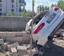 Ağrı&rsquo;da iki aracın karıştığı feci kazada 4 kişi yaralandı