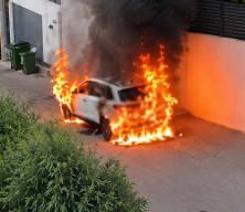 Bursa'da park halindeki elektrikli ara&ccedil; bir anda alev alev yandı!