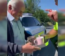 Ceza yememek i&ccedil;in eşini yolda bırakıp uygulamaya girdi!