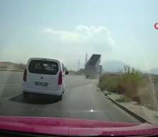 Denizli'de feci kaza: A&ccedil;ık unutulan tır dorsesi EDS levhasını bi&ccedil;ti!