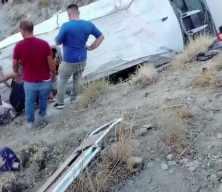 Elazığ&rsquo;da minib&uuml;s u&ccedil;uruma yuvarlandı: Yaralılar var