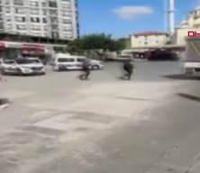 Esenler&rsquo;de kendini yaralayıp bı&ccedil;akla polislerin &uuml;zerine y&uuml;r&uuml;yen ş&uuml;pheli kamerada