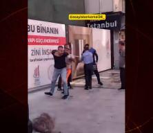 Fatih'te zabıta ile vatandaş sokak ortasında tekme tokat kavga etti