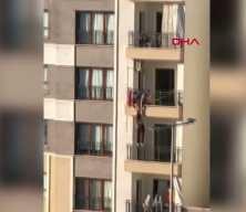 G&uuml;n&uuml;n kahramanı: Katları tırmanıp &ccedil;ocuğu &ouml;l&uuml;m&uuml;n kıyısından aldı