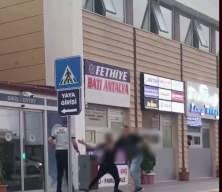 G&uuml;r&uuml;lt&uuml; kavgasında birbirlerine tekme tokat saldırdılar