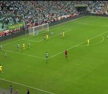 Hakemin kararına futbolcular bile inanamadı: Kurallar alt&uuml;st oldu!