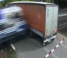 Hemzemin ge&ccedil;itte sıkışan tırı tren bi&ccedil;ti!