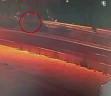 Otomobilin &ccedil;arptığı &ccedil;ocuk ağır yaralandı; kaza kamerada