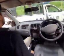Pakistan'da otonom ara&ccedil; tanıtımı kazayla bitti: S&uuml;r&uuml;c&uuml;s&uuml;z otomobil polis aracına &ccedil;arptı