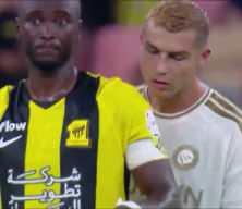 Rakin taktik notunu okumaya &ccedil;alışan Ronaldo kameralara yakalandı