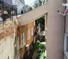 Şile'de &uuml;st&uuml;nden yol ge&ccedil;en bina g&ouml;renleri şaşkına &ccedil;eviriyor