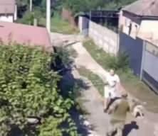 Sokakta k&ouml;peğini gezdiriyordu: Ukraynalı adamı yaka pa&ccedil;a askere g&ouml;t&uuml;rd&uuml;ler!