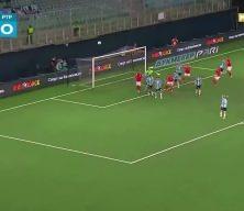 Ta&ccedil; &ccedil;izgisinde imkansız gol pası: &Ouml;yle bir takla attı ki herkes şaşkına d&ouml;nd&uuml;