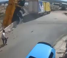 Freni boşaldı dev kamyon felakete s&uuml;r&uuml;klendi, şof&ouml;r son anda atlayarak kurtuldu