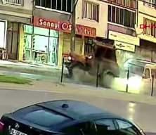 Bursa'da tarım iş&ccedil;ilerini taşıyan minib&uuml;s trakt&ouml;re &ccedil;arptı: 10 yaralı! Feci kaza kamerada