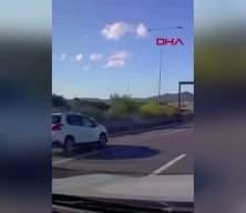 &Ccedil;ekmek&ouml;y'de otomobilin yol işaretleme aracına &ccedil;arptığı kaza kamerada