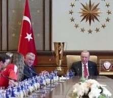 Eda Erdem &ldquo;Sayın Cumhurbaşkanım...&rdquo; dedi, Erdoğan araya girdi! G&uuml;l&uuml;mseten anlar
