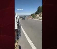 İspanya&rsquo;da dudak u&ccedil;uklatan kaza: Freni tutmayınca milyon dolarlık otomobile &ccedil;arptı