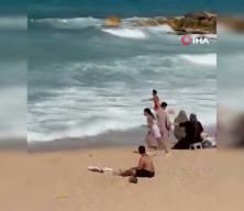 Karaburun&rsquo;da akıntıya kapılan gencin yardımına cankurtaran son anda yetişti