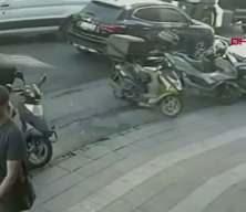 K&uuml;&ccedil;&uuml;k&ccedil;ekmece'de su tankerinin &ccedil;arptığı yaya &ouml;ld&uuml;; kaza kamerada