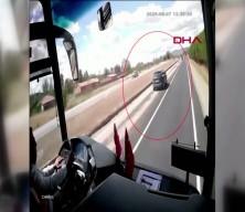 Otomobil ile &ccedil;arpışan trakt&ouml;r ikiye b&ouml;l&uuml;nd&uuml;