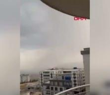 Şırnak&rsquo;ta 8 katlı binaya yıldırım isabet etti: O anlar kamerada