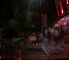 Taksi şof&ouml;r&uuml; &uuml;crette anlaşamadığı yolcuları ara&ccedil;tan indirip darbetti