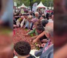 3 metrelik tepside İskender! G&ouml;ren koştu, 700 kişi b&ouml;yle yedi