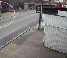 Brezilya'da kaldırımda y&uuml;r&uuml;rken &uuml;zerine balkon sundurma d&uuml;şen adam hayatını kaybetti