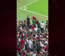 Amedsporlu bir taraftar trib&uuml;nde T&uuml;rk bayrağını a&ccedil;ıp &ouml;pt&uuml;