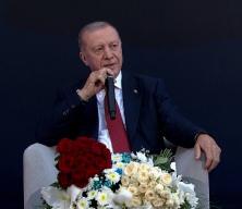 Başkan Erdoğan Resul Dindar&rsquo;ın &ldquo;Uzun İnce Bir Yoldayım&rdquo; ve ''&Ccedil;ayeli'nden &Ouml;teye'' t&uuml;rk&uuml;lerine eşlik etti