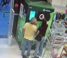 Bursa'da acı &ouml;l&uuml;m! Geri d&ouml;n&uuml;ş&uuml;m makinesine şişe atarken kalp krizi ge&ccedil;irdi!
