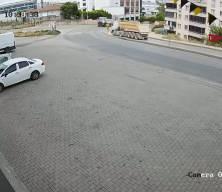 Bursa&rsquo;da hafriyat kamyonu, karşı şeride ge&ccedil;ip hem kamyona hem duvara &ccedil;arptı