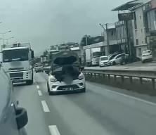 Bursa'da seyir halindeki otomobilin kaputunu a&ccedil;arak tamir yaptı