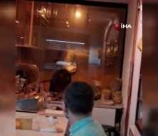 Doğu Karadeniz&rsquo;i sağanak vurdu: Rize&rsquo;de yollar g&ouml;le d&ouml;nd&uuml;, ara&ccedil;lar suya g&ouml;m&uuml;ld&uuml;
