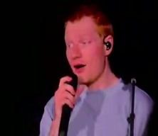 Ed Sheeran sahnede g&ouml;zyaşlarını tutamadı