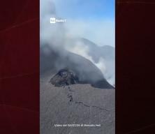 Etna Yanardağı k&uuml;l p&uuml;sk&uuml;rtt&uuml;: Katanya Havalimanı u&ccedil;uşlara kapatıldı
