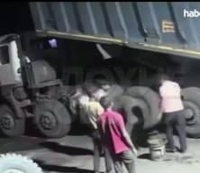 Hindistan'da kamyon lastiğine yanlış m&uuml;dahale &ouml;l&uuml;m getirdi!