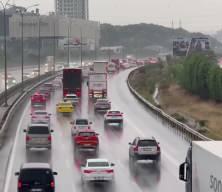 İstanbul&rsquo;da yağmur trafiği vurdu: Yoğunluk y&uuml;zde 71&rsquo;e ulaştı