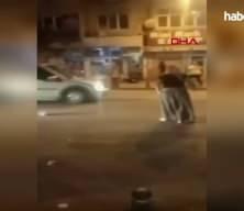 Karab&uuml;k'te sokak ortasında dehşet: İki kadının sopalı kavgası kamerada