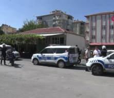 Kıraathane &ccedil;alışanı husumetlisini t&uuml;fekle vurdu