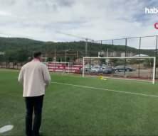  Mesut &Ouml;zil, gen&ccedil;lere futbol akademisi m&uuml;jdesi verdi
