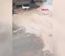 Saniyelerle yarış! Nevşehir'de sel sularına kapılan ara&ccedil;taki 3 kişiyi k&ouml;yl&uuml;ler b&ouml;yle kurtardı