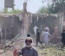 Pakistan'da cami yakınında patlama!