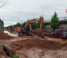 Rize'de sel felaketi! İki g&uuml;n &ouml;nce aldığı ara&ccedil; sular altında kaldı