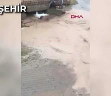 Sağanak yağışlar 4 ilimizde hayatı fel&ccedil; etti: Yollar g&ouml;le d&ouml;nd&uuml;, ara&ccedil;lar s&uuml;r&uuml;klendi