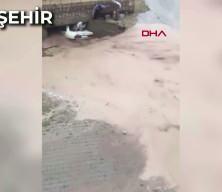 Sağanak yağışlar 5 ilimizde hayatı fel&ccedil; etti: Yollar g&ouml;le d&ouml;nd&uuml;, ara&ccedil;lar s&uuml;r&uuml;klendi