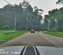 S&uuml;ratli motosikletli karşı şeride ge&ccedil;ince feci kazaya neden oldu