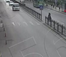 Amasya'da yayaya yol veren kamyonete otomobil &ccedil;arptı